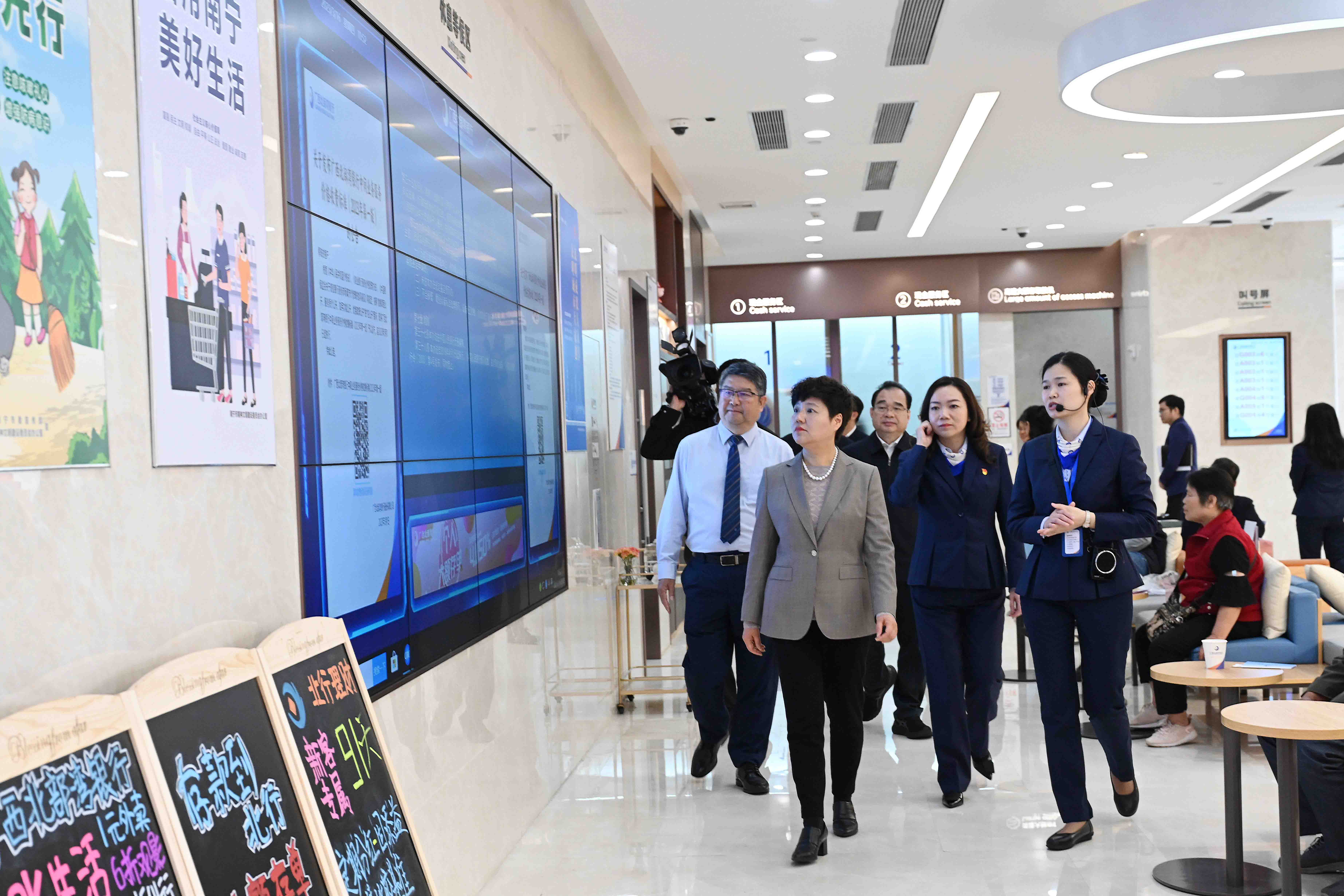 自治区党委常委、自治区常务副主席蔡丽新到广西北部湾银行调研