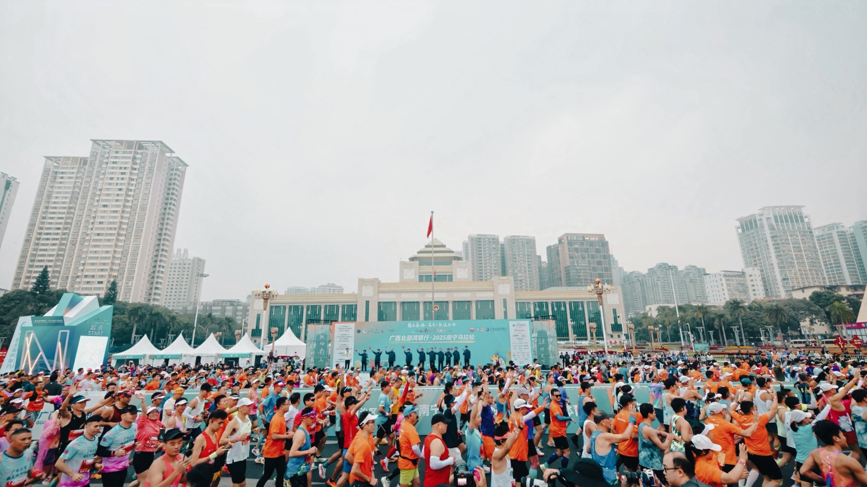 【2025南宁马拉松】水果自由、老友温情、AI赋能——广西北部湾银行·2025南宁马拉松鸣枪开赛