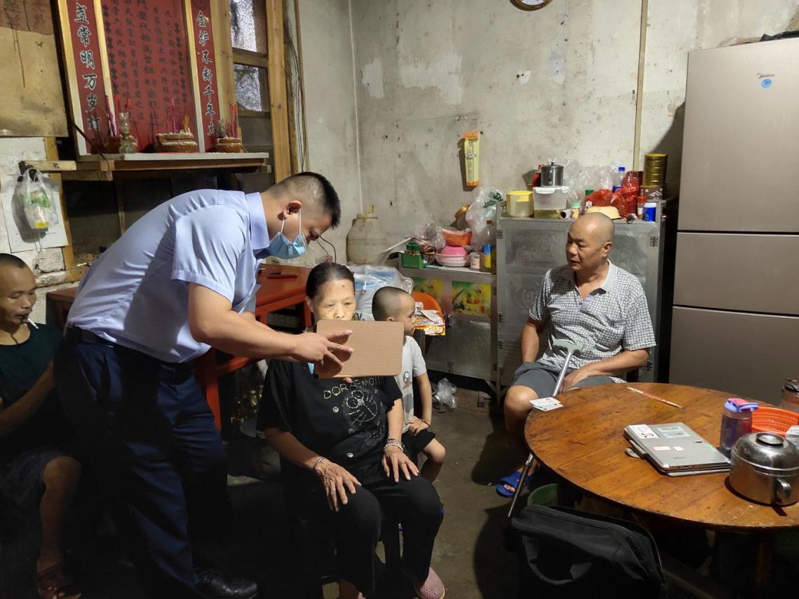 我为群众办实事——昆仑支行为行动不便老人上门服务